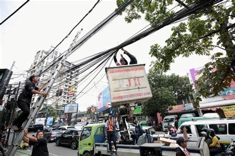 Pemkot Bandung Rapikan Sejumlah Kabel Melintang Di Beberapa Titik