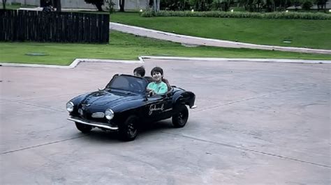 Gusttavo Lima posta vídeo dos filhos dirigindo mini VW Karmann Ghia