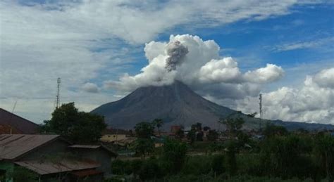 Gunung Sinabung Kembali Erupsi Tinggi Kolom Abu Capai Kilometer