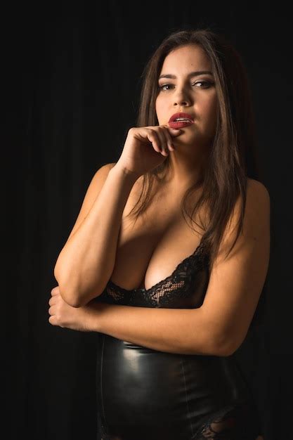 Mulher latina de cabelo preto vestindo calcinha de látex fotografada em