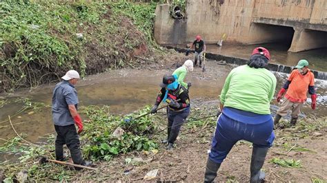 Cuadrillas limpian caño del sector 19 de Abril para evitar problemas