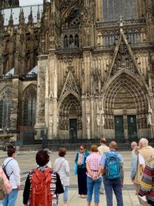 Learning about the history of the Cologne Cathedral - Art of Touring