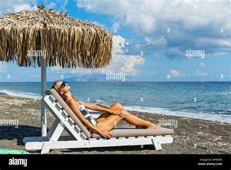 Junge Frau Im Bikini Liegend Am Strand Fotos Und Bildmaterial In