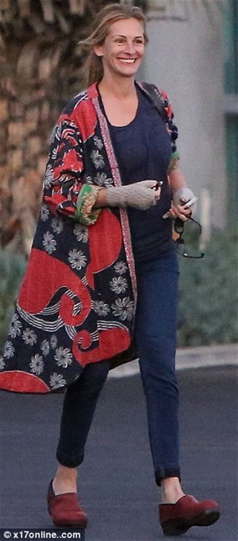 Julia Roberts 47 Looks Radiant On Malibu Shopping Trip But What S