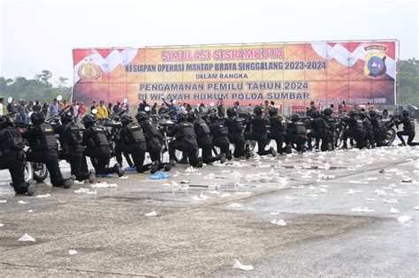 Upacara Latihan Simulasi Sispamkota Operasi Mantap Brata 2023 2024 Ini