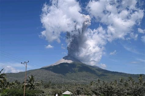 Gunung Lewotobi Di NTT Kembali Meletus Semburkan Abu Vulkanik Tebal