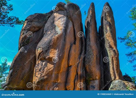 Grandes Rocas Rojas De Piedra Verticalmente Recubiertas De Grietas A La