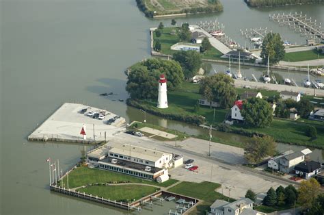 Lakeshore Lighthouse in Lakeshore, ON, Canada - lighthouse Reviews ...