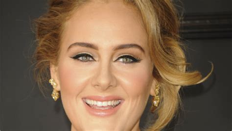 Adele Amincie La Chanteuse Porte Une Ancienne Robe Et Intrigue Ses