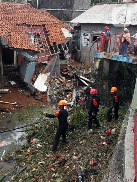 Hujan Deras Sebabkan Banjir Dan Longsor Di Bogor Rumah Rusak Foto