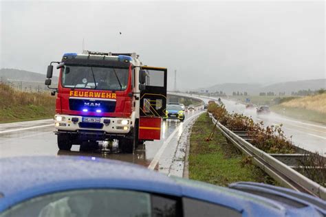 Regen Auf Der A Sportwagen Kommt Ins Schleudern Und Kracht In