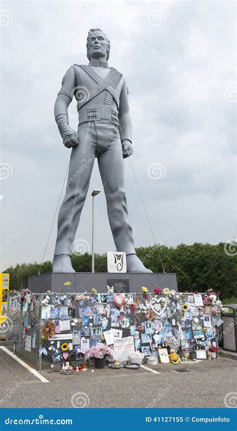 Michael jackson statue editorial image. Image of editorial - 41127155