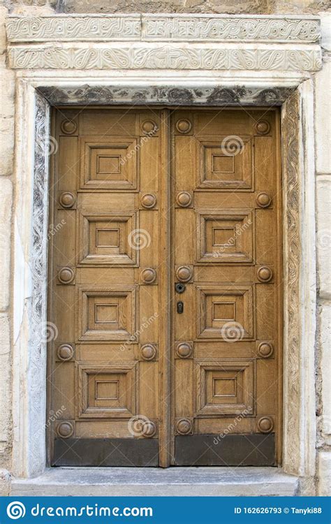 Bonita Puerta De Madera Pintada Con Elementos Tallados Imagen De