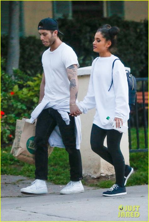 Photo: ariana grande boyfriend ricky alvarez hold hands grocery