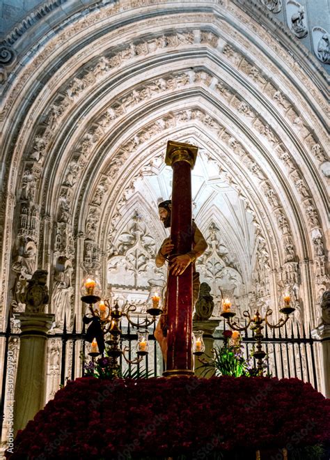 Cofradía de Nuestra Señora del Amparo de Toledo con los pasos de Virgen