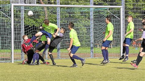 Calw Fc Altburg Gegen Dagersheimer Gl Cklos Fu Ball Schwarzw Lder Bote