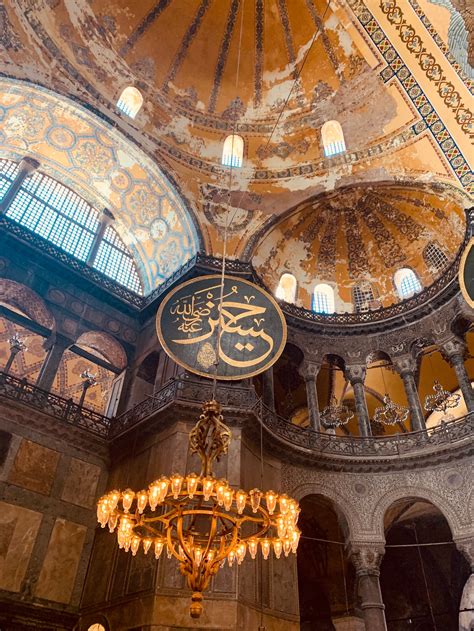 Why is the Hagia Sophia Museum in Istanbul a unique architectural ...