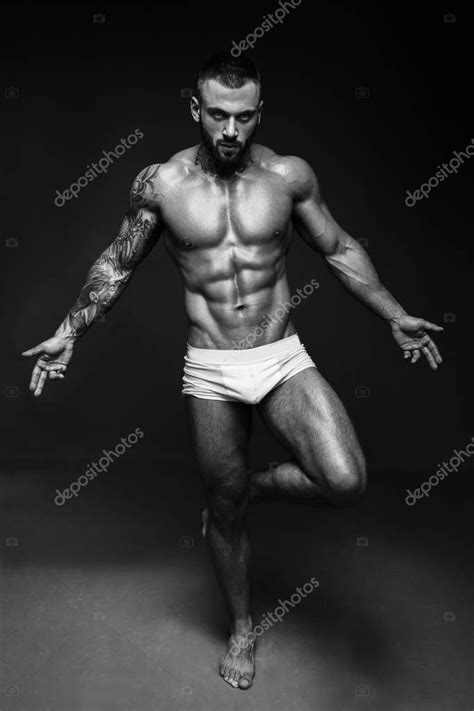 Retrato En Blanco Y Negro De Hombre Sexy Con Cuerpo Musculoso Modelo