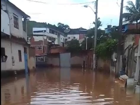 A Gazeta Rio transborda e invade ruas e casas em Guaçuí