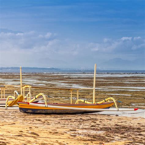 Barcos De Pesca Del Balinese Anclados En El Pueblo De Pemuteran Imagen