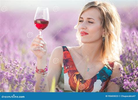 La Belle Femme Sexy Blonde Boit Du Vin Rouge Dans Le Domaine De Lavande Image Stock Image Du