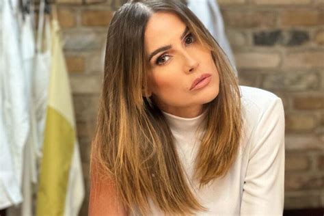 Deborah Secco solta o verbo e faz revelações sobre suas experiências