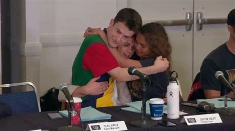 13 Reasons Why Dylan Minnette Alisha Boe Et Brandon Flynn En Larmes Pour Le Retour De La