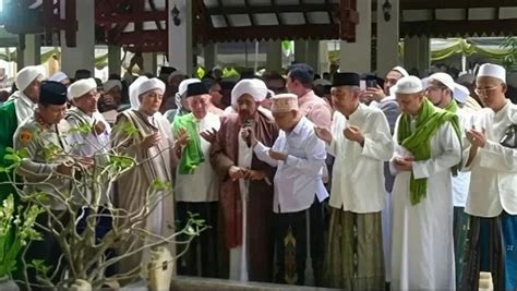 Habib Umar Bin Hafidz Ziarah Makam KH Hasyim Asyari