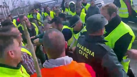 Brutales Im Genes De La Guardia Civil Contra La Tractorada En Granada