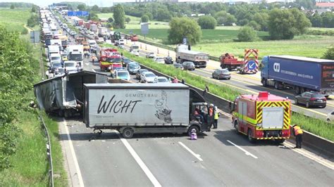 Bad Homburg Schwerer Unfall Auf Der A5 Zwei Lkw Beteiligt Langer