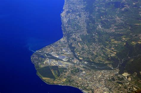 Thonon Les Bains Von Oben Uferbereiche Entlang Der Flu M Ndung Der