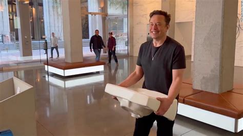 See Moment Elon Musk Entered Twitter S Headquarters Holding A Sink