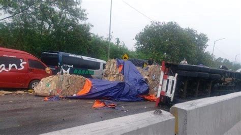 Kecelakaan Di KM 92 Tol Purbaleunyi Truk Terguling Picu Tabrakan