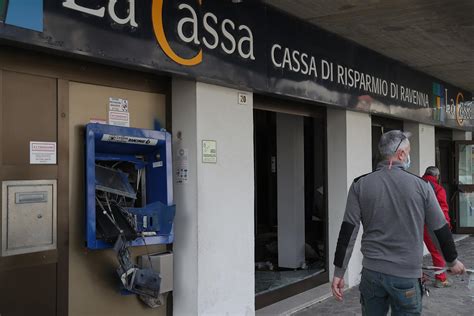 Lido Adriano Assalto Esplosivo Al Bancomat I Ladri Fuggono Con I Soldi