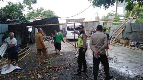 Diterjang Puting Beliung Dan Hujan Deras 54 Rumah Rusak