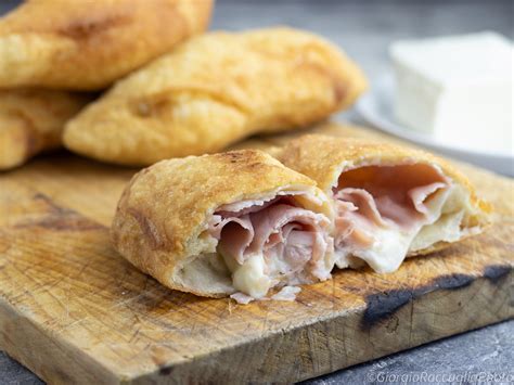 Calzoni Fritti Con Prosciutto E Mozzarella In Cucina Con Amore