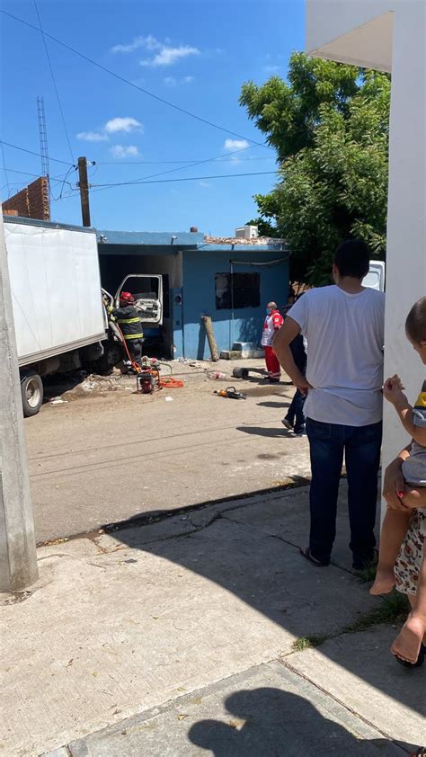 Camión pierde el control y choca contra vivienda en Culiacán