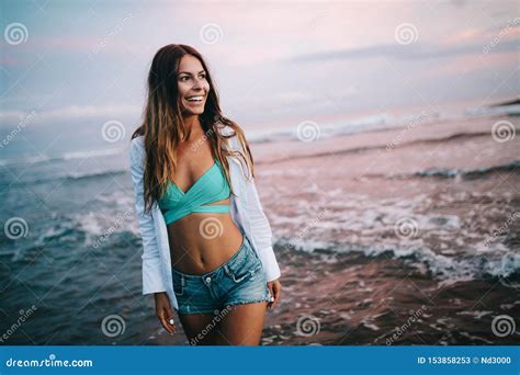 Menina Bonita Na Praia No Por Do Sol Ver O Curso Conceito Das F Rias