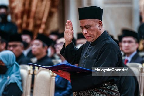 Saarani Selesai Angkat Sumpah Menteri Besar Perak Ke Mg Perak