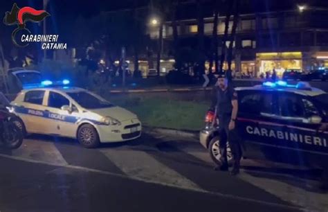 Carabinieri E Municipale Tra Lungomare E Centro Storico Di Catania Un