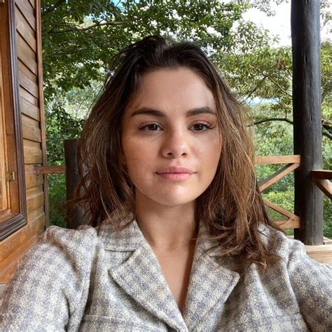 Selena Gomez's No-Makeup Selfies Are the Ultimate Nature Girl Inspiration