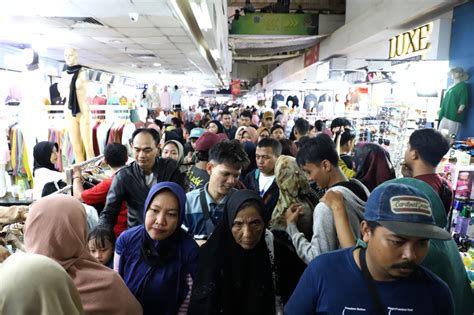 Potret Pasar Tanah Abang Jelang Lebaran Warga Berburu Baju Bedug