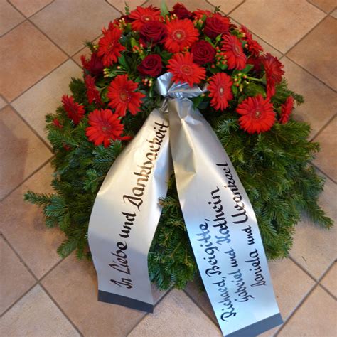 Kranz rot kaufen bei Blumenharmonie Wien