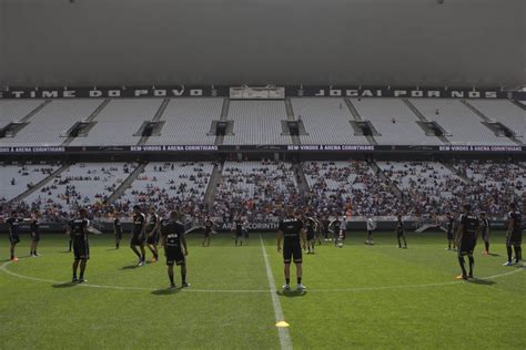 Corinthians abre treino para torcida e arrecada água para tragédia em Minas