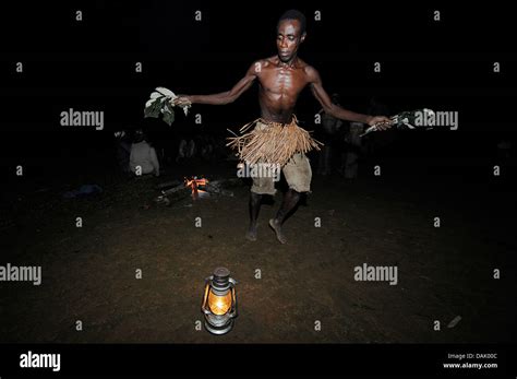 Pygmy people dancing hi-res stock photography and images - Alamy