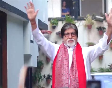 Sunday Darshan Amitabh Bachchan Dons Traditional Look As He Meets Fans