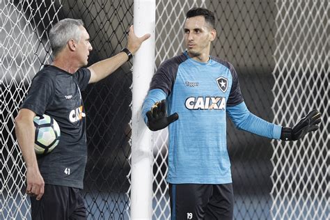 Preparador De Goleiros Do Botafogo Est Fora Dos Planos De Lu S Castro