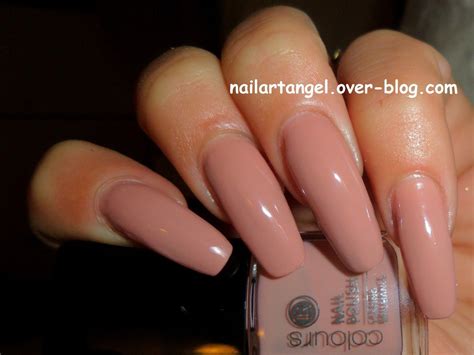 Présentation vernis LR swatch vernis Nude Style manucure élégante