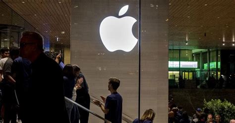 apple rolls  buy  pay  service heres  shoppers