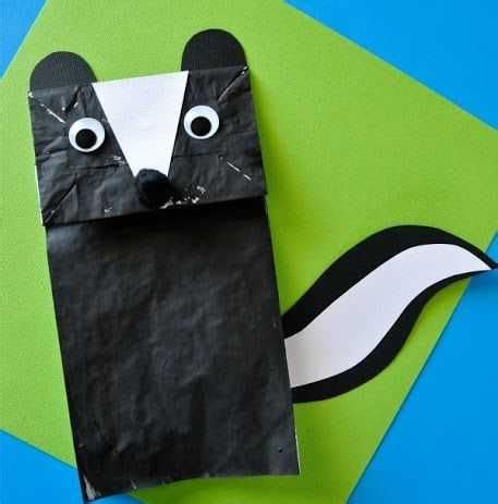 Okul Öncesi Kokarca Sanat Etkinlikleri Skunk craft Paper bag puppets